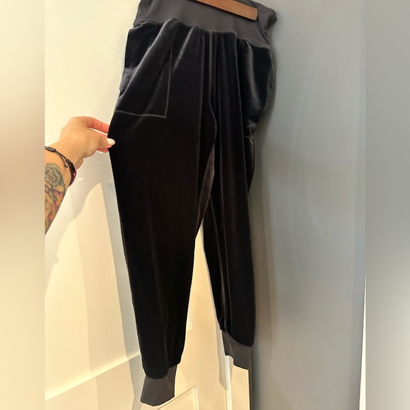 Athleta Velvet Salutation pants size Medium. - Picture 1 of 3